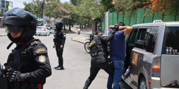 Los operativos contra taxis piratas forman parte de una estrategia integral de la PNC para combatir el transporte ilegal. / Foto: PNC