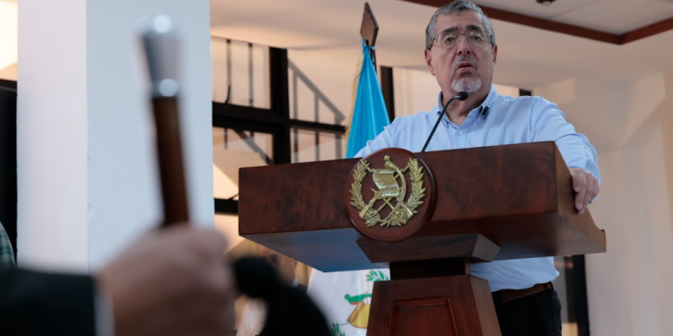 Presidente Bernardo Arévalo en la firma de agenda territorial en San Francisco El Alto, Totonicapán. / Foto: Alex Jacinto.