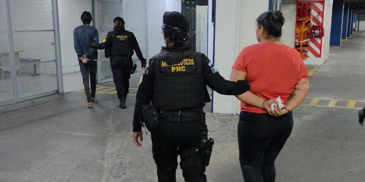 Durante las diligencias fueron detenidos seis presuntos implicados en actividades relacionadas con el narcomenudeo. / Foto: PNC