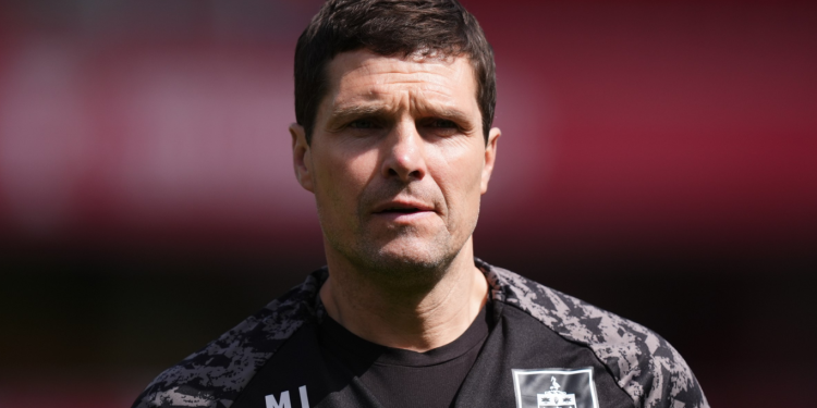 Burnley anuncia a Michael Jackson como nuevo entrenador