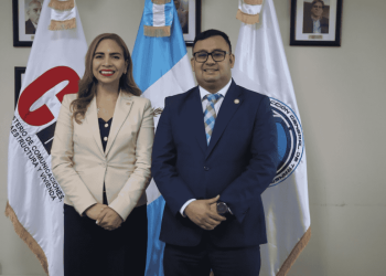 Pai Ela Escobar, directora de DGT, junto al viceministro de Transportes, Fernando Suriano. / Foto: CIV.