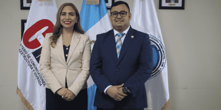 Pai Ela Escobar, directora de DGT, junto al viceministro de Transportes, Fernando Suriano. / Foto: CIV.