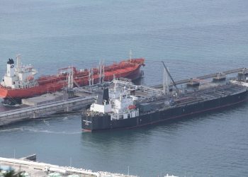 Anuncio de apertura del estrecho de Ormuz causa caída del precio del petróleo.