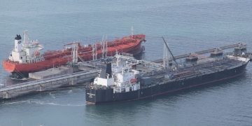 Anuncio de apertura del estrecho de Ormuz causa caída del precio del petróleo.