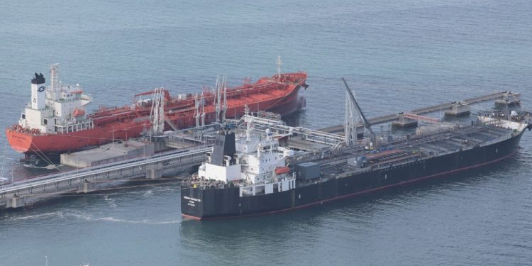 Anuncio de apertura del estrecho de Ormuz causa caída del precio del petróleo.