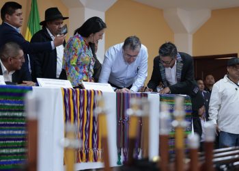 El presidente Bernardo Arévalo y autoridades indígenas de San Francisco el Alto, firman agenda de desarrollo territorial para ese municipio.