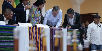 El presidente Bernardo Arévalo y autoridades indígenas de San Francisco el Alto, firman agenda de desarrollo territorial para ese municipio.