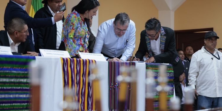 El presidente Bernardo Arévalo y autoridades indígenas de San Francisco el Alto, firman agenda de desarrollo territorial para ese municipio.