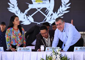 El presidente Bernardo Arévalo firma agenda de desarrollo territorial con autoridades indígenas de Santa María Chiquimula, Totonicapán.