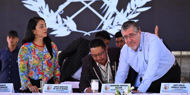 El presidente Bernardo Arévalo firma agenda de desarrollo territorial con autoridades indígenas de Santa María Chiquimula, Totonicapán.