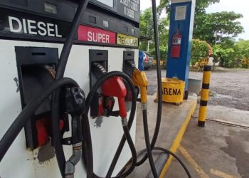 En algunas estaciones de servicio ya se refleja la reducción de precios de los combustibles.