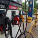 En algunas estaciones de servicio ya se refleja la reducción de precios de los combustibles.