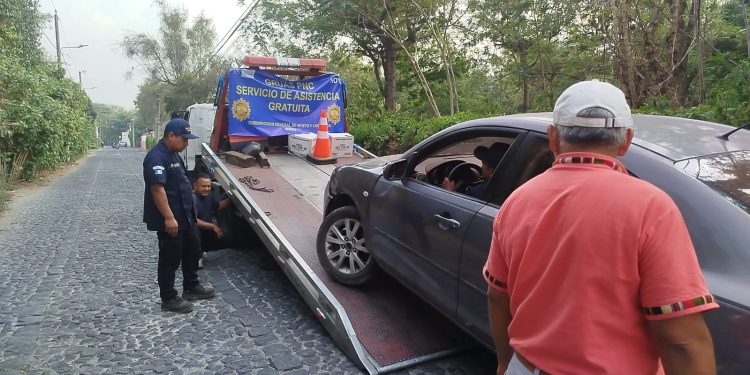 PNC facilita servicio de grúa para veraneantes. / Foto: PNC, archivo.