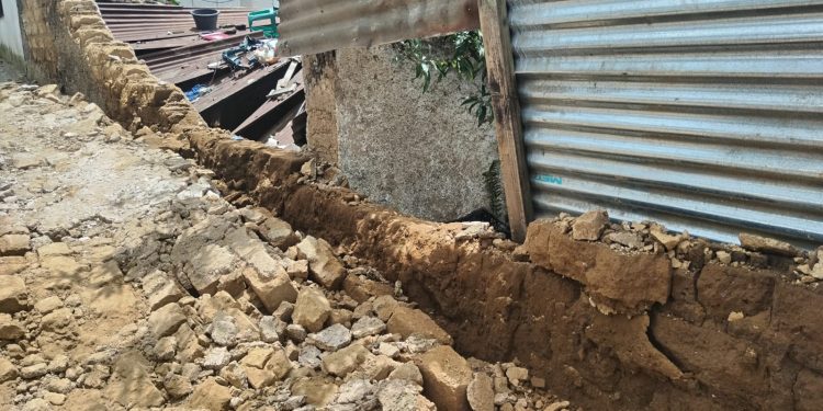 Vivienda dañada por los sismos de julio de 2025 en en Sabana Chiquita, Tercer Cantón, sector Los Olivos de Santa María de Jesús, Sacatepéquez. / Foto: Conred.