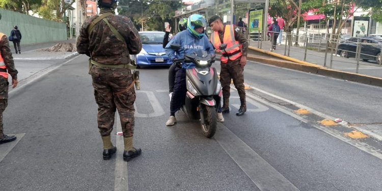 La implementación del Plan Semáforo Seguro se concentra en áreas de alto flujo vehicular. /Foto: Ejército