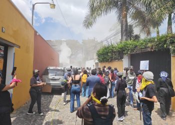 Incidente en las afueras del lugar en el que se llevó a cabo la elección de rector de la Usac, en Antigua Guatemala. / Foto: TGW.