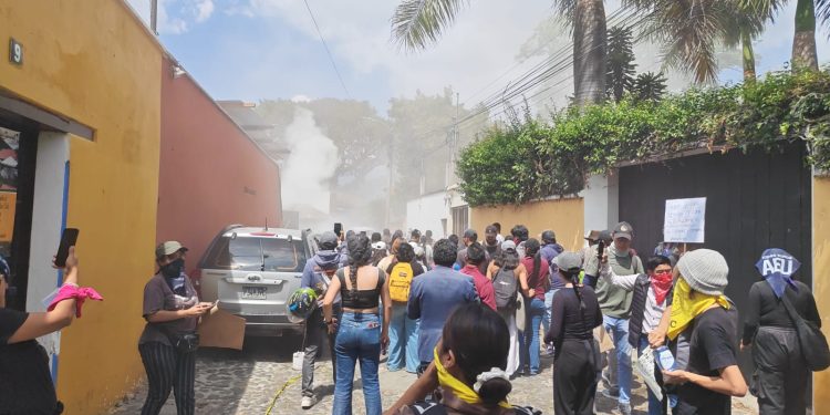 Incidente en las afueras del lugar en el que se llevó a cabo la elección de rector de la Usac, en Antigua Guatemala. / Foto: TGW.