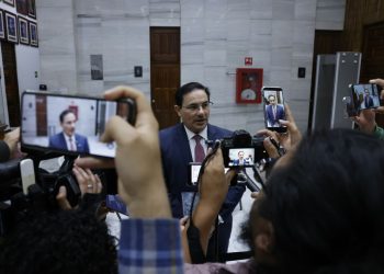 Ministro Villeda da declaraciones a medios de comunicación. / Foto: DCA.