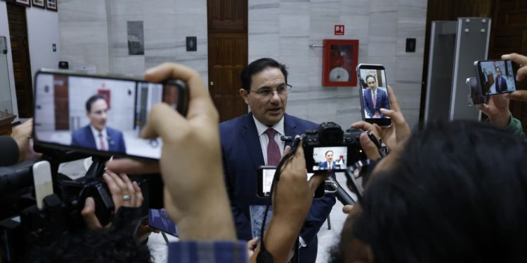 Ministro Villeda da declaraciones a medios de comunicación. / Foto: DCA.