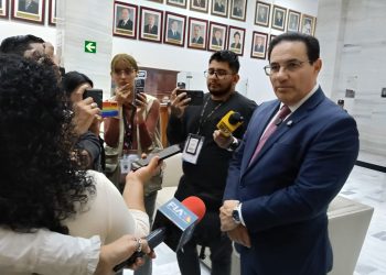 Ministro Villeda da declaraciones a medios de comunicación. / Foto: DCA.