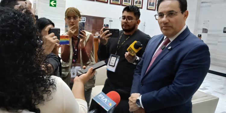 Ministro Villeda da declaraciones a medios de comunicación. / Foto: DCA.