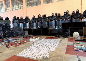 Requisa en Centro de Orientación Femenino deja teléfonos celulares y armas punzocortantes incautadas. / Foto: Mindef.