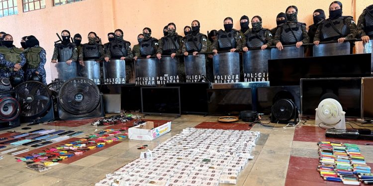 Requisa en Centro de Orientación Femenino deja teléfonos celulares y armas punzocortantes incautadas. / Foto: Mindef.