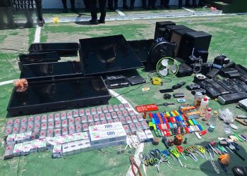 En el marco de la requisa, las autoridades reportaron el hallazgo de varios aparatos electrónicos y artículos no permitidos dentro del centro carcelario. / Foto: PNC