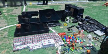 En el marco de la requisa, las autoridades reportaron el hallazgo de varios aparatos electrónicos y artículos no permitidos dentro del centro carcelario. / Foto: PNC