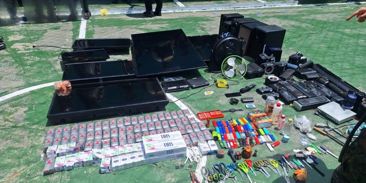 En el marco de la requisa, las autoridades reportaron el hallazgo de varios aparatos electrónicos y artículos no permitidos dentro del centro carcelario. / Foto: PNC