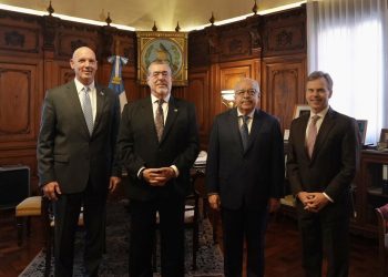 Autoridades de gobierno reciben a los encargados de Negocios de Estados Unidos. / Foto: @usembassyguate.