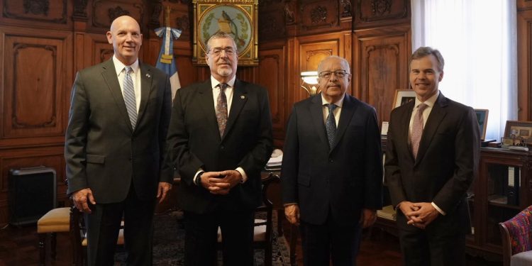 Autoridades de gobierno reciben a los encargados de Negocios de Estados Unidos. / Foto: @usembassyguate.