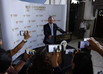 Ministro de Desarrollo da declaraciones a medios de comunicaci{on en el Congreso. / Foto: DCA