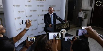 Ministro de Desarrollo da declaraciones a medios de comunicaci{on en el Congreso. / Foto: DCA