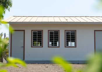 UCEE llevó a cabo la instalación de módulo prefabricado en la Escuela Oficial Rural Mixta de Santo Domingo. (Foto: UCEE)