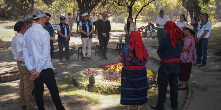 Ceremonia maya marcó el inicio de la gestión del ministro de Cultura y Deportes, Luis Méndez Salinas. (Foto: MCD)