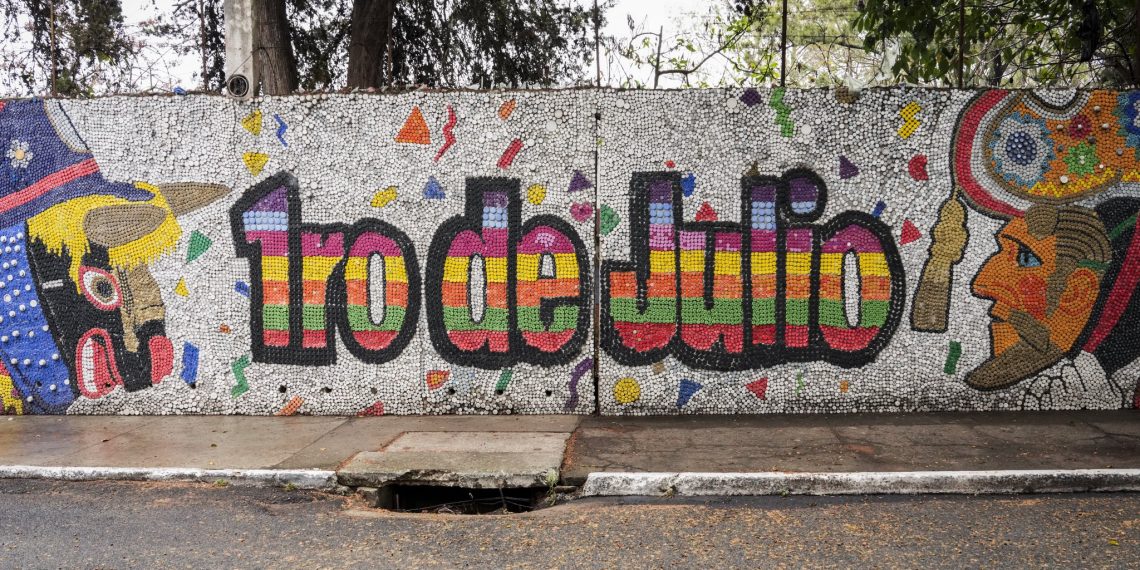 Mural ecológico en la colonia primero de julio reunió más de 6 millones de tapitas. (Foto: Vicepresidencia)