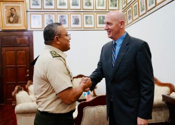 Ministro de la Defensa, Henry Saenz, junto al encargado de Negocios de EE. UU., Jorgan Andrews. / Foto: @usembassyguate.