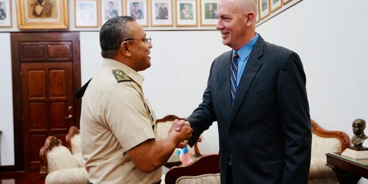 Ministro de la Defensa, Henry Saenz, junto al encargado de Negocios de EE. UU., Jorgan Andrews. / Foto: @usembassyguate.
