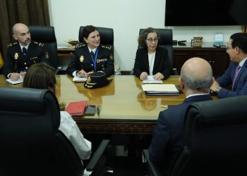 Ministro de Gobernación (derecha) en el diálogo con la consejera del Interior de la Embajada de España (centro) y la embajadora (superior-derecha). / Foto: Mingob.