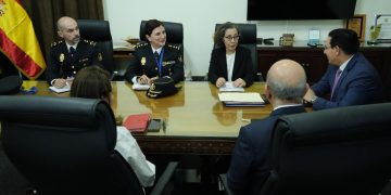 Ministro de Gobernación (derecha) en el diálogo con la consejera del Interior de la Embajada de España (centro) y la embajadora (superior-derecha). / Foto: Mingob.