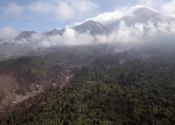 Advierten riesgo de lahares en el volcán Santiaguito. / Foto: Conred.