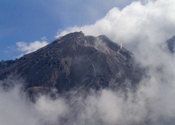 Volcán Santiaguito sigue lanzando flujos piroclásticos. / Foto: Conred.