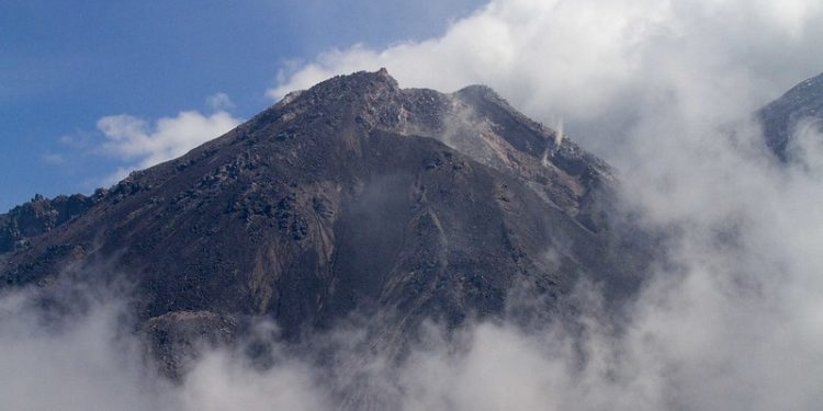 Volcán Santiaguito sigue lanzando flujos piroclásticos. / Foto: Conred.