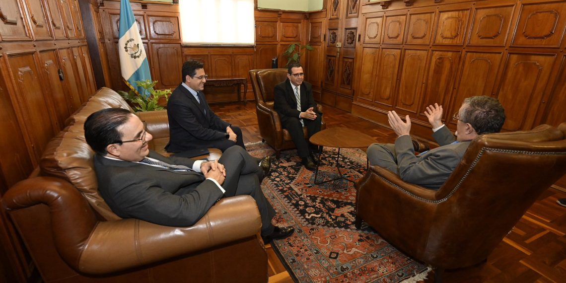 Presidente Bernardo Arévalo en la primera entrevista de los aspirantes a fiscal general. / Foto: Gobierno de Guatemala.