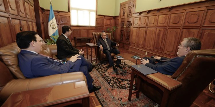 Presidente Bernardo Arévalo entrevista a aspirantes a fiscal general del Ministerio Público. / Foto: Dickéns Zamora, Gobierno de Guatemala.
