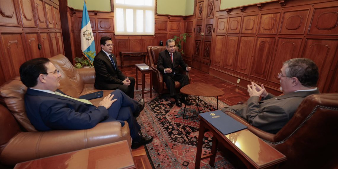 Presidente Bernardo Arévalo concluye entrevistas con los candidatos a fiscal general. / Foto: Álvaro Interiano.