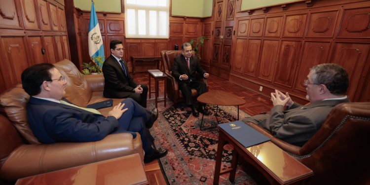 Presidente Bernardo Arévalo concluye entrevistas con los candidatos a fiscal general. / Foto: Álvaro Interiano.