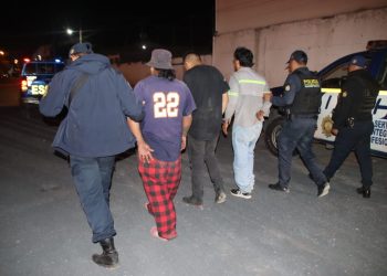 Los tres fueron sorprendidos en flagrancia mientras descargaban las costaneras de metal en otro camión. / Foto: PNC