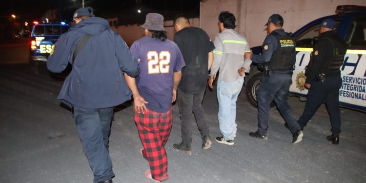 Los tres fueron sorprendidos en flagrancia mientras descargaban las costaneras de metal en otro camión. / Foto: PNC